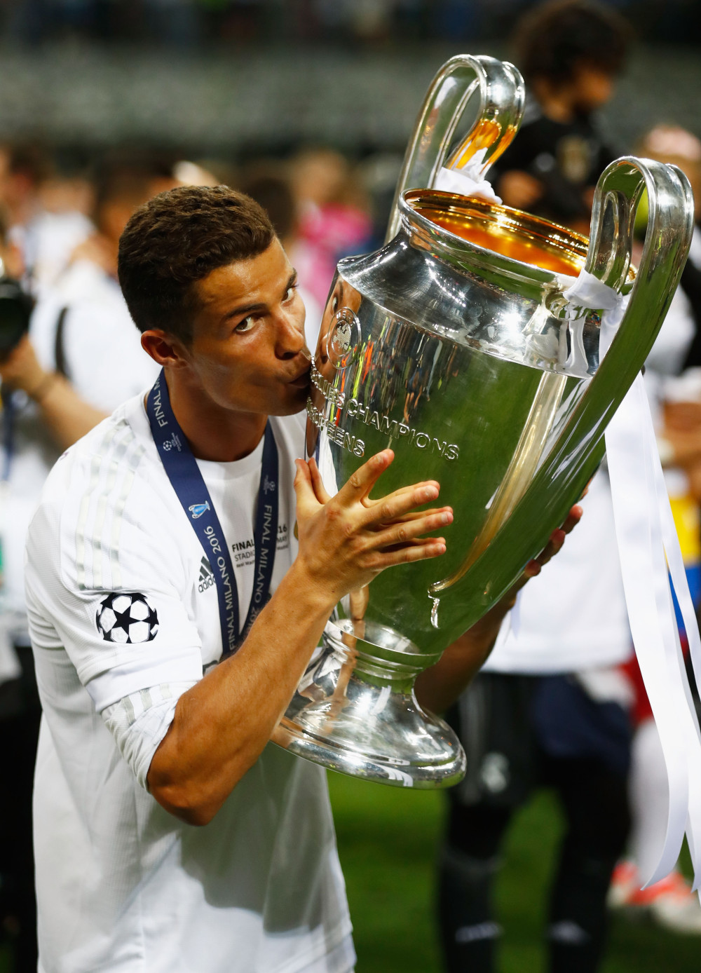 MILAN, ITALY - MAY 28: Cristiano Ronaldo of Real Madrid kisses the Champions League trophy after the UEFA Champions League Final match between Real Madrid and Club Atletico de Madrid at Stadio Giuseppe Meazza on May 28, 2016 in Milan, Italy. (Photo by Clive Rose/Getty Images) ORG XMIT: 637315041 ORIG FILE ID: 534987460
