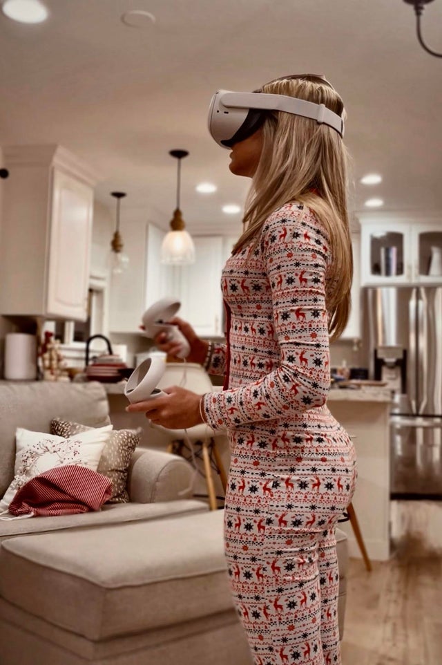 r/IRLwhiteandasiangirls - Adventurous blonde